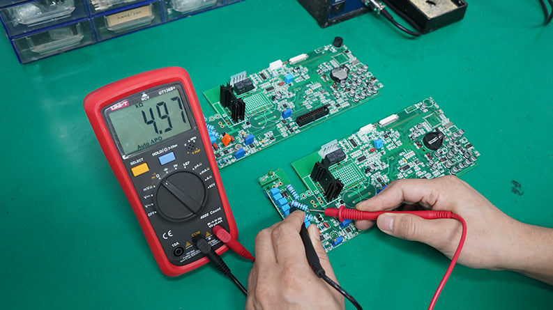 Chargez l&#39;image dans la visionneuse de la galerie, [UT136B+] UNI-T Digital multimeter tester AC DC Voltmeter Ammeter Ohm capacitance HFE Diode/transistor tester
